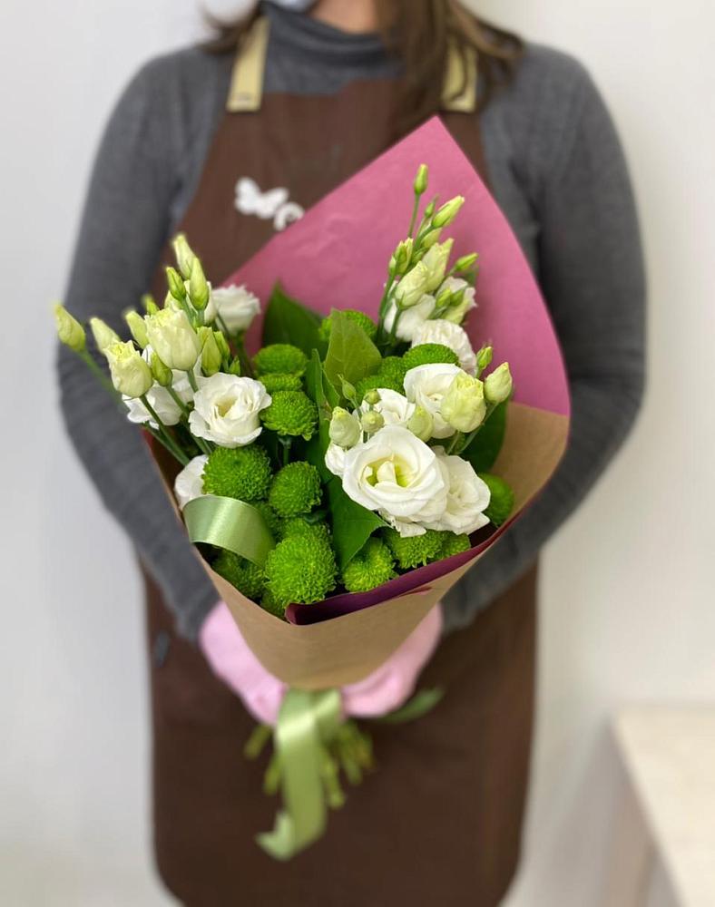 Букет морозный день во Владивостоке Букет цветов из: Хризантемы и Лизиантусы во Владивостоке