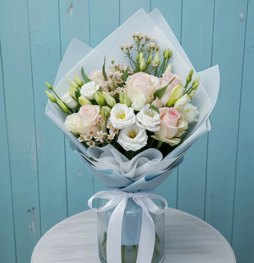 Букет цветов из: Розы и Лизиантусы во Владивостоке