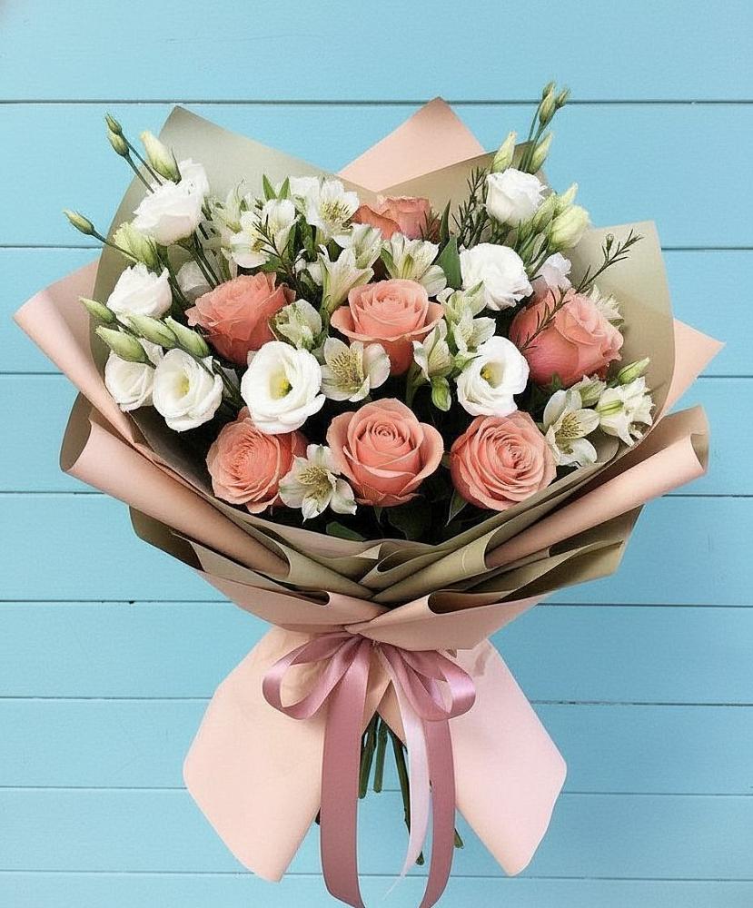 Букет цветов из: Розы, Альстромерии и Лизиантусы во Владивостоке