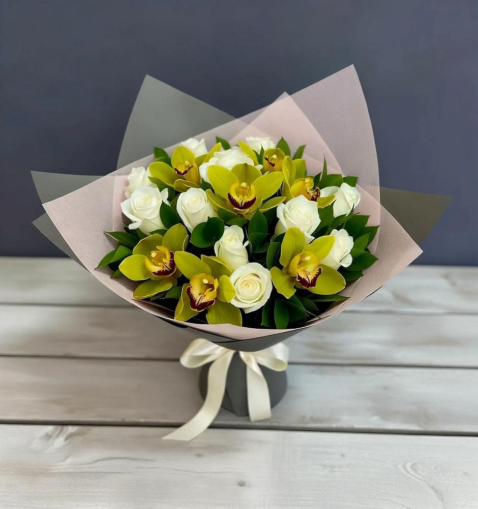 Букет цветов из: Орхидеи и Розы во Владивостоке