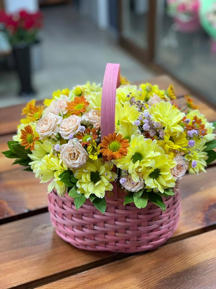 Композиция цветы лета во Владивостоке Цветочная композиция из Хризантемы и Розы в корзине во Владивостоке