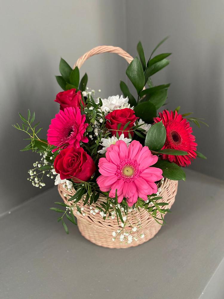 Цветочная композиция из Розы, Хризантемы и Герберы в корзине во Владивостоке