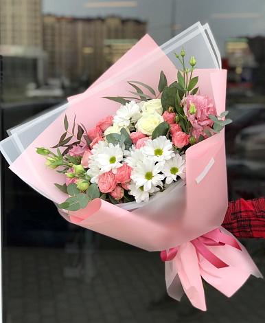 Букет цветов из: Розы, Лизиантусы и Хризантемы во Владивостоке
